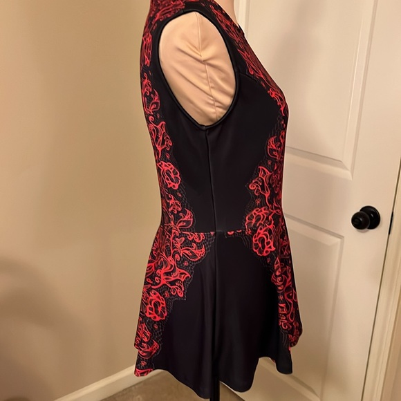 The pyramid collection red and black flared tunic size small - Picture 3 of 6